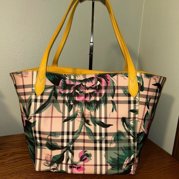 🌺SOLD🌺 Burberry Tote - Picture 1 of 7